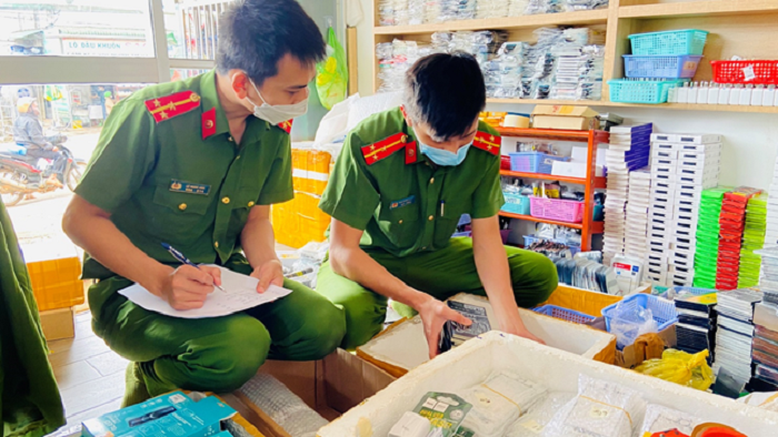 Phát hiện 04 cơ sở kinh doanh phụ kiện điện thoại không rõ nguồn gốc